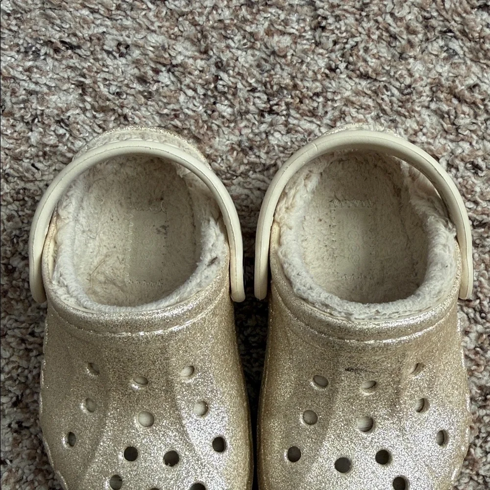 TODDLER GOLD SPARKLY FUR LINED CROCS